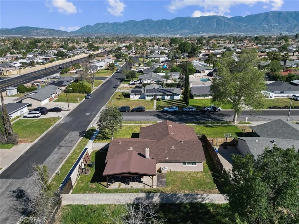 661 Woodhill St, Rialto, CA 92376