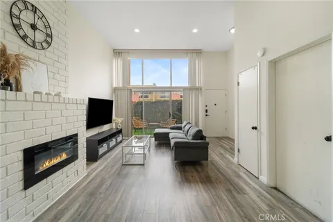 5409 Yarmouth Avenue Unit 3, Encino, CA MLS: SR25055210