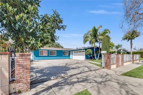 2042 S Spruce Street, Santa Ana, CA MLS: OC25058437