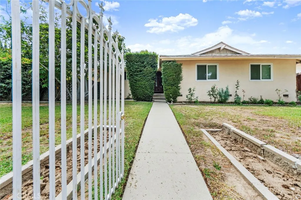 22442 Saticoy Street, West Hills, CA 91307