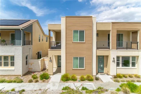 27218 Narrowleaf Willow Lane, Valencia, CA MLS: AR25107799