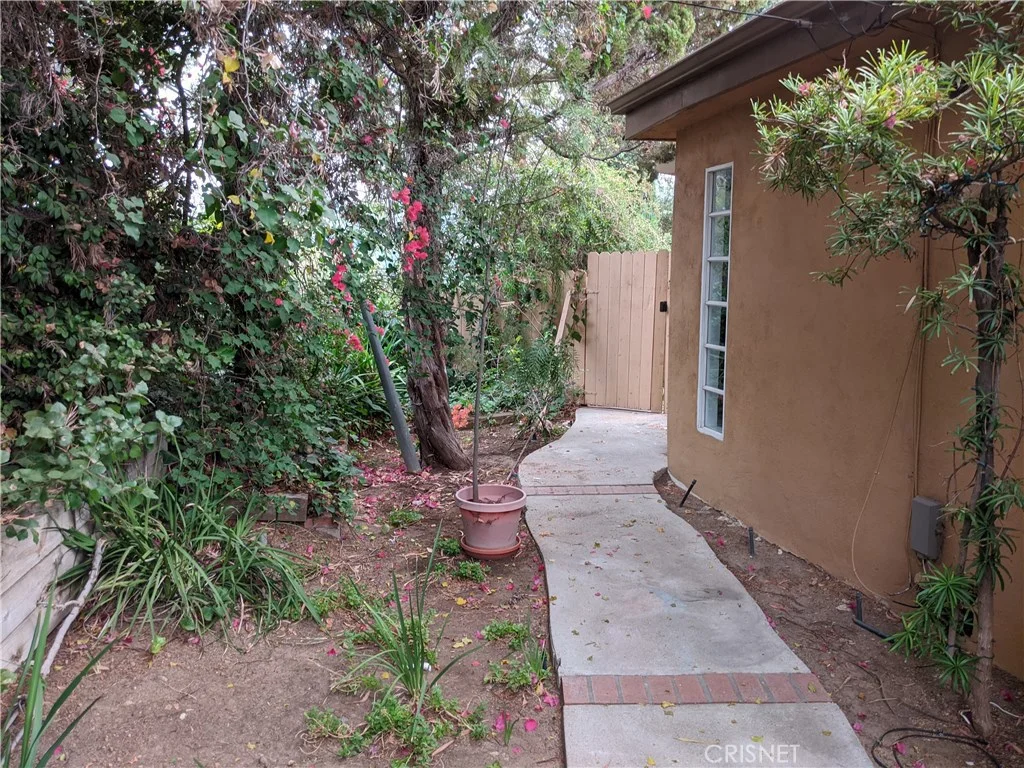 16806 Mooncrest Drive, Encino, CA 91436