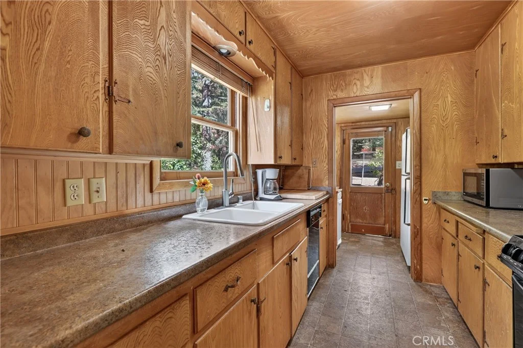 39112 Waterview Dr, Big Bear Lake, CA 92315