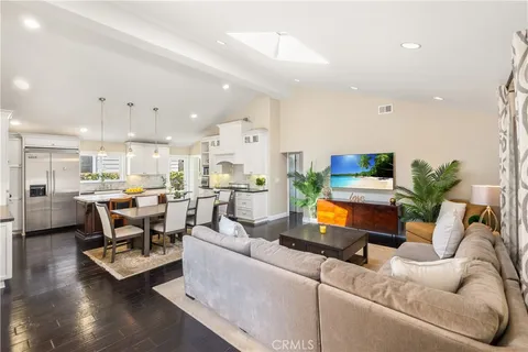 2808 Oak Avenue, Manhattan Beach, CA MLS: SB25088450
