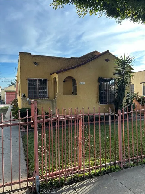 1014 E 84th st, Los Angeles, CA 90001 - MLS#: DW25046928