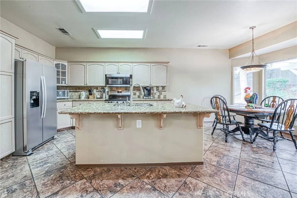 10588 E Fieldstone Avenue, Clovis, CA 93619 photo 3