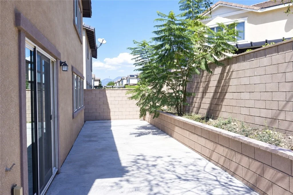 7079 Bella Strada Dr, Fontana, CA 92336