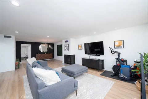 4321 Matilija Avenue Unit 9, Sherman Oaks, CA MLS: TR25098179