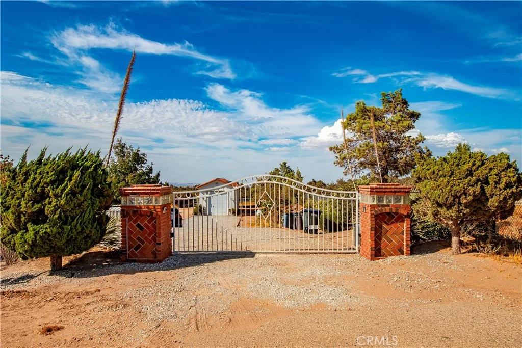 9222 Rattlesnake Rd, Phelan, CA 92371