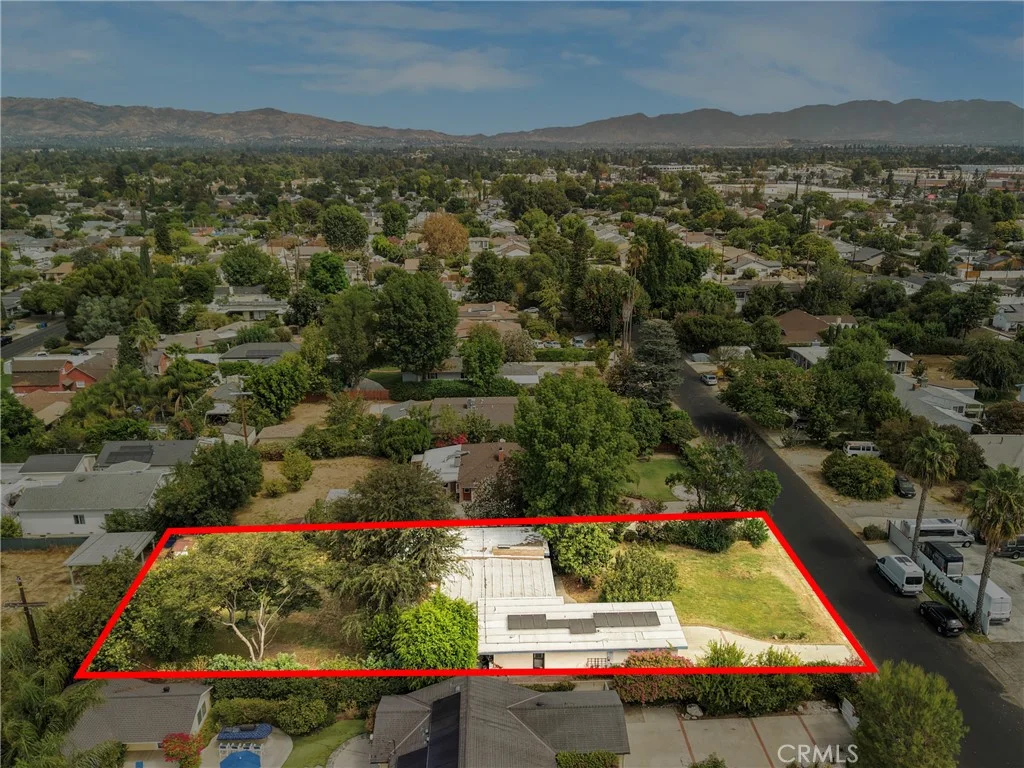 7911 Genesta Ave, Lake Balboa, CA 91406