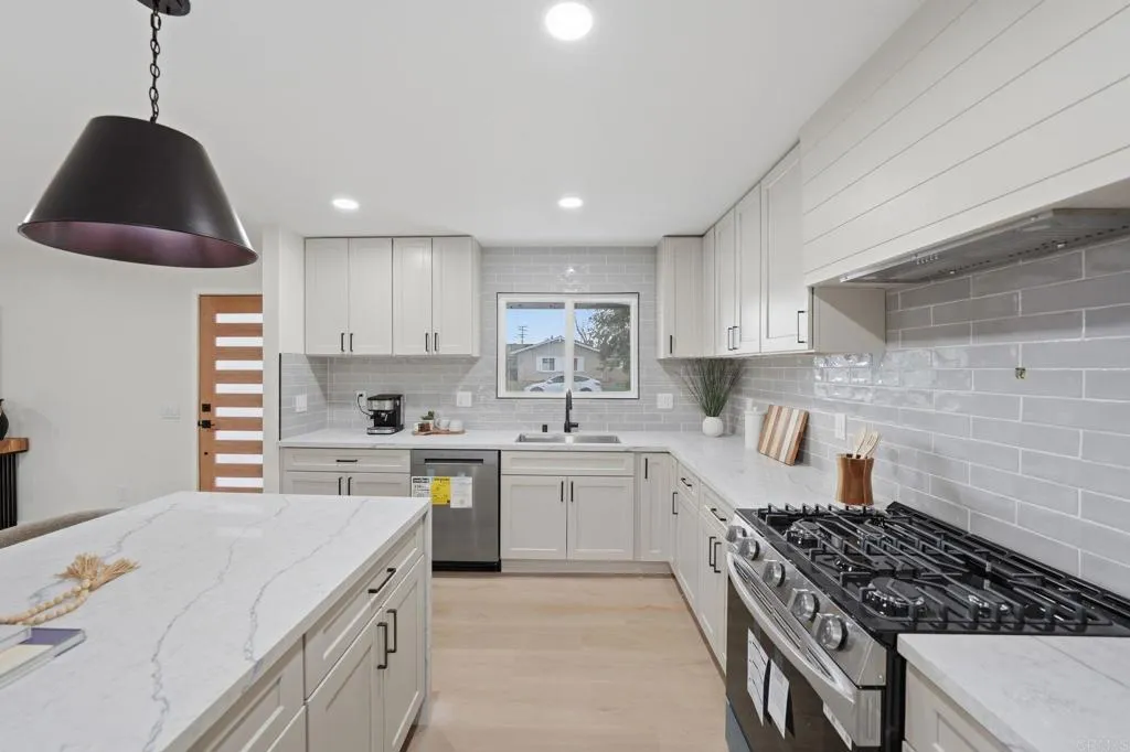 Additional image 46 of 3296 Via Bartolo, San Diego, CA 92111