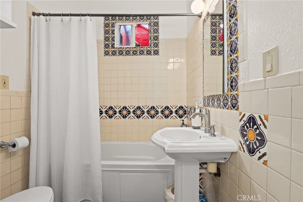 Additional image 73 of 11232 Oxnard Street, North Hollywood, CA 91606