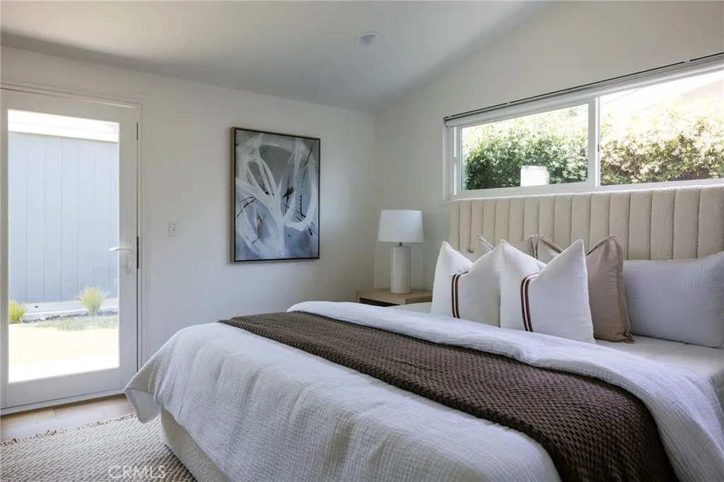 Additional image 92 of 2566 Oxford Ln, Costa Mesa, CA 92626