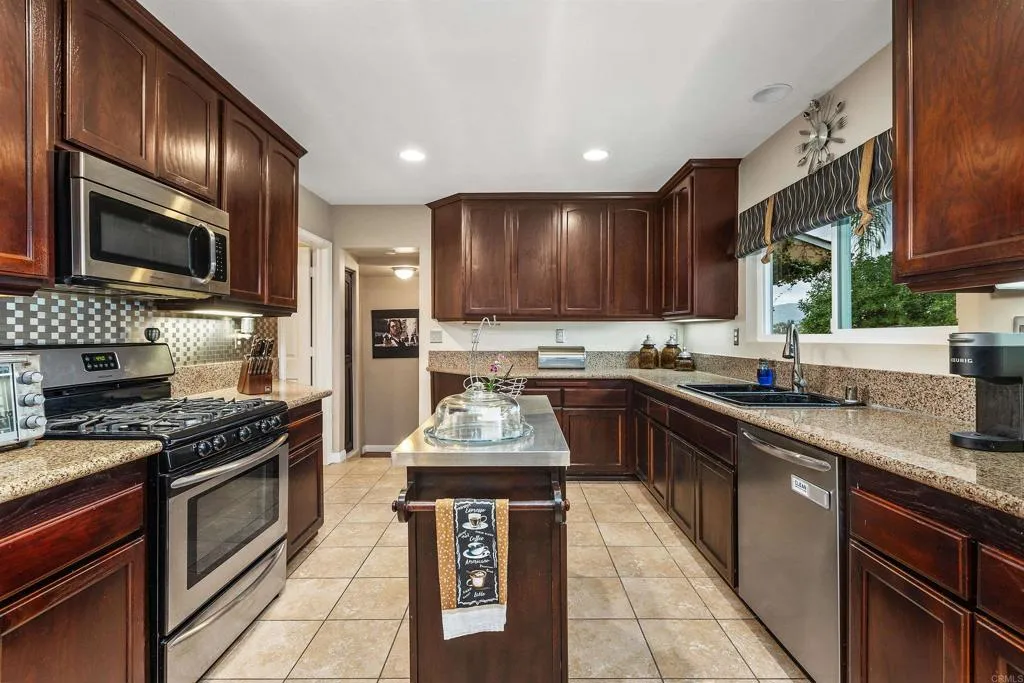 Additional image 38 of 220 Journeys End, Vista, CA 92083