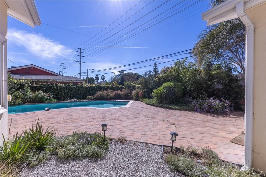 18816 Superior St, Northridge, CA 91324