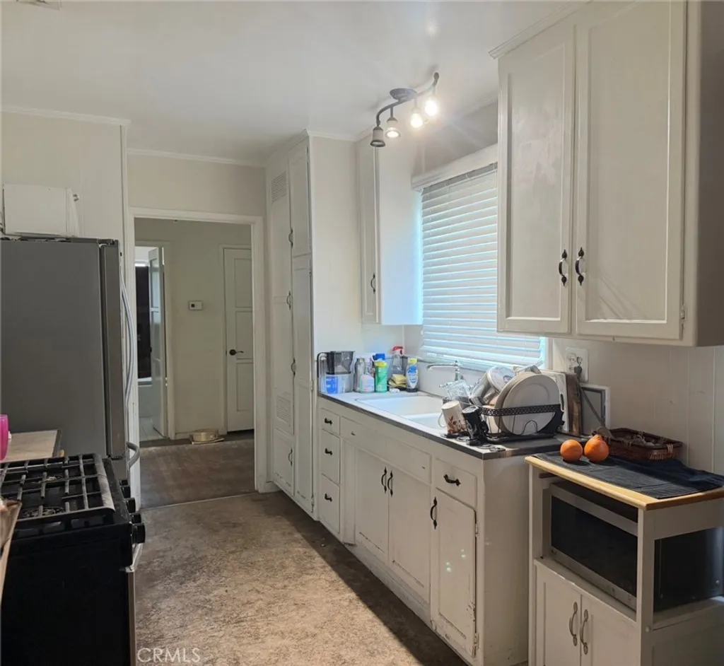 Additional image 2 of 7323 Amestoy Avenue, Van Nuys, CA 91406