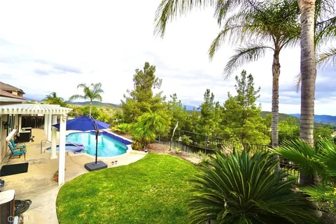 23801 Hollingsworth Drive, Murrieta, CA MLS: SW25084547