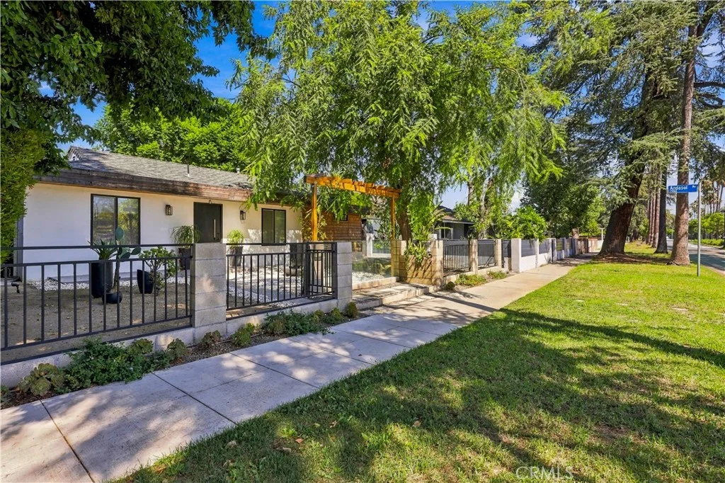 17417 Sherman Way, Lake Balboa, CA 91406
