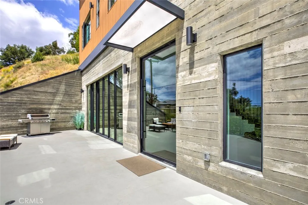 Additional image 3 of 8504 Outland View Dr, Sun Valley, CA 91352