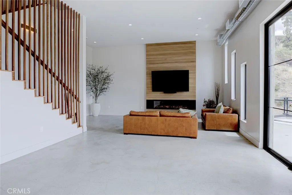 Additional image 9 of 8504 Outland View Dr, Sun Valley, CA 91352