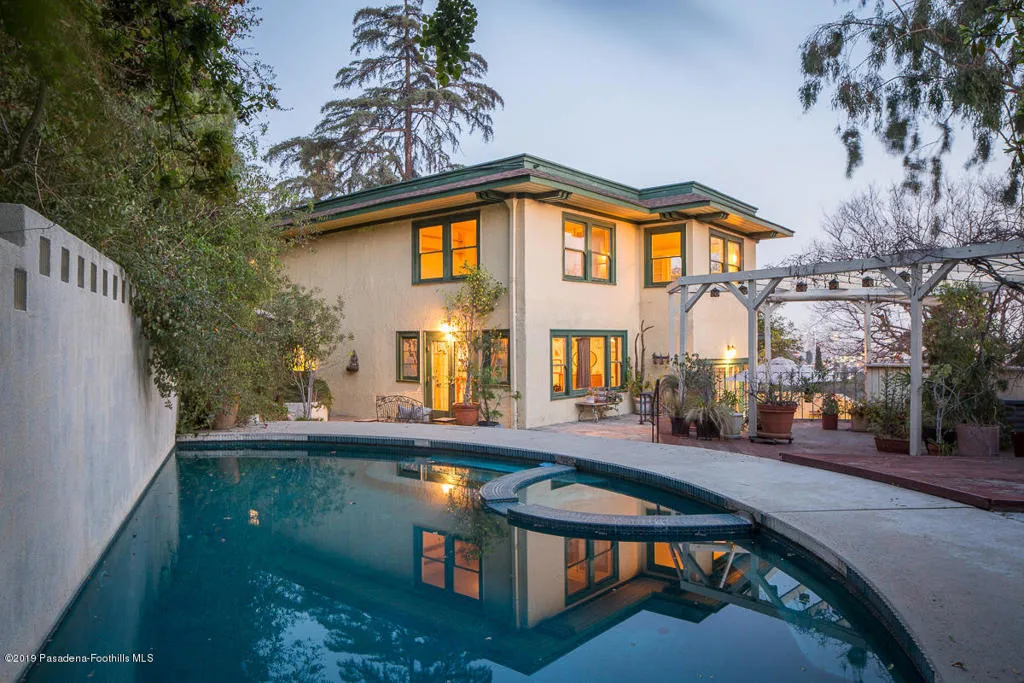 2516 Hollyridge Drive, Los Angeles, CA 90068