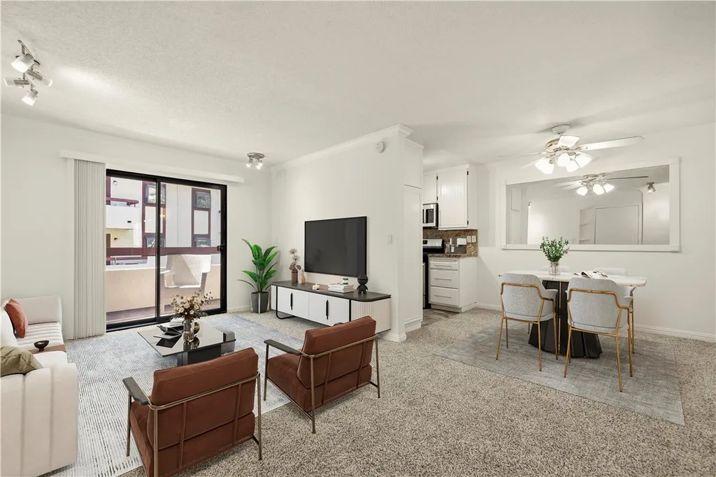 Additional image 2 of 18193 Sundowner Way Unit 815, Canyon Country, CA 91387