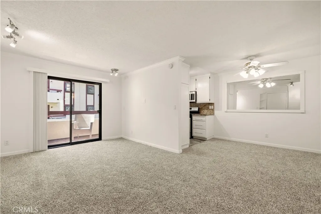 Additional image 4 of 18193 Sundowner Way Unit 815, Canyon Country, CA 91387