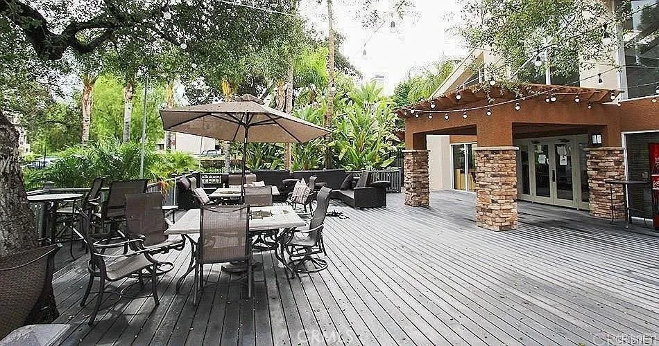 21520 Burbank Blvd Unit 211  