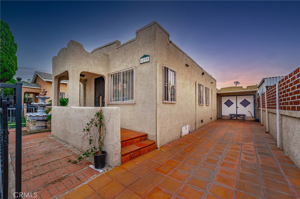 1239 Nadeau Street, Los Angeles, CA 90001 - MLS#: DW23094328