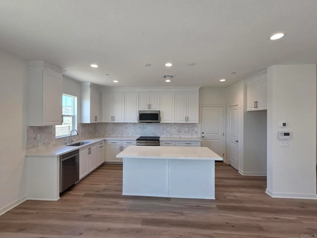 725 Kingbird Loop, Oceanside, CA 92058 photo 2