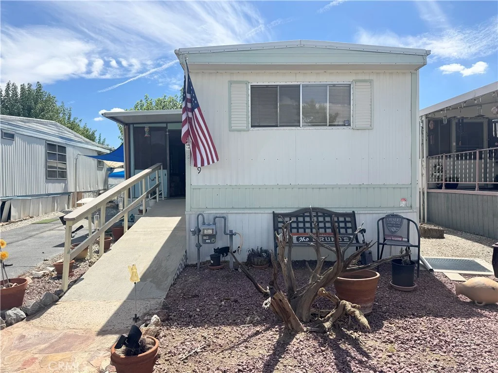 7484 Kickapoo Trail Unit 9, Yucca Valley, CA 92284 photo 2