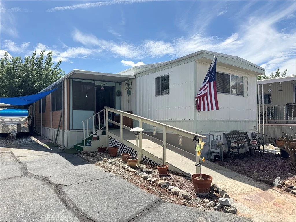 7484 Kickapoo Trail Unit 9, Yucca Valley, CA 92284 photo 3