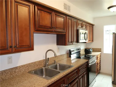 8055 Canby Avenue Unit 5, Reseda, CA MLS: SR25088687