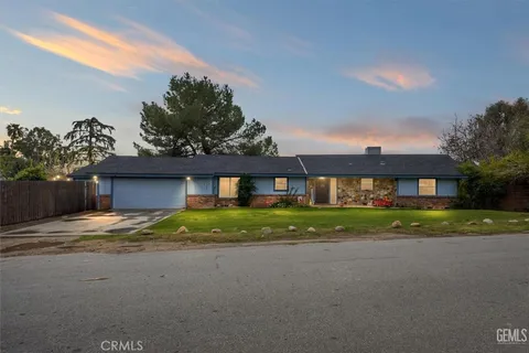 611 Walnut Avenue, Bakersfield, CA 93305 - MLS#: SR25053035