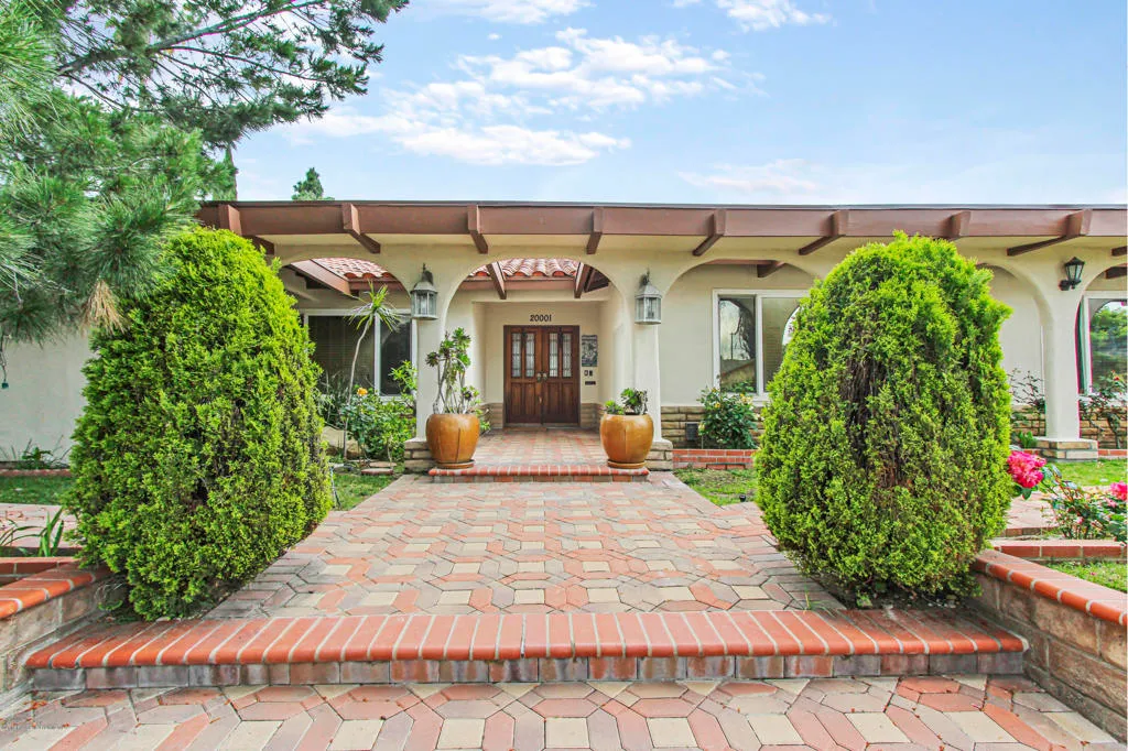 20001 Lassen Street, Chatsworth, CA 91311