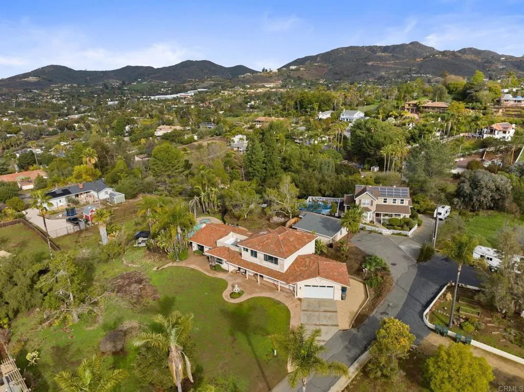 330 Skyline Dr, Vista, CA 92084