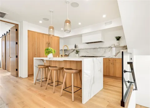 604 Narcissus Ave, Corona Del Mar, CA MLS: NP25036987