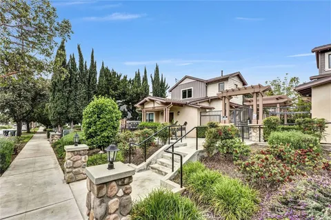 547 N Wilson Avenue Unit 2, Pasadena, CA MLS: CV25101991