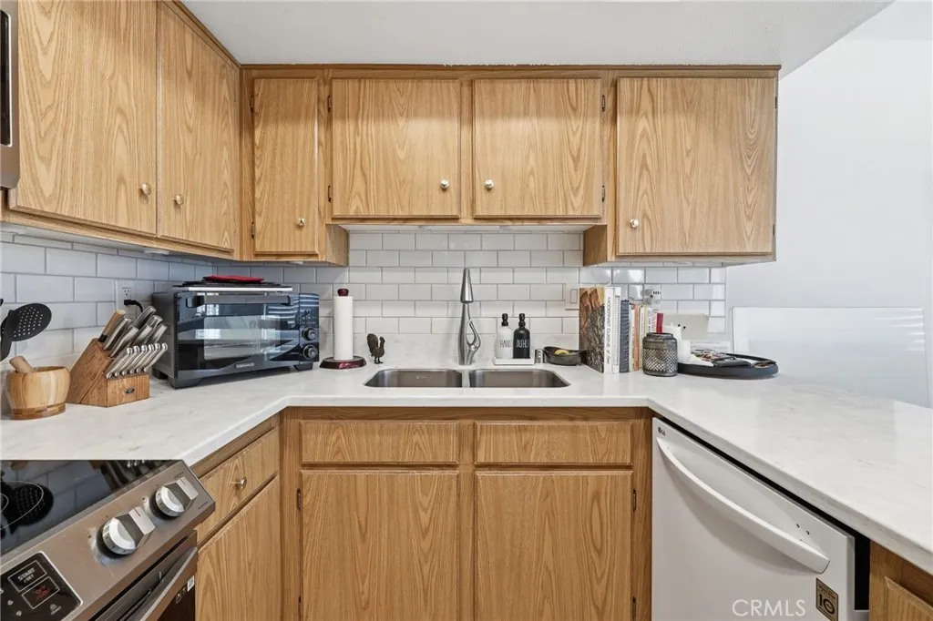 Additional image 6 of 18408 Hatteras Street Unit 14, Tarzana, CA 91356