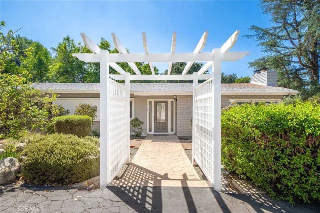 516 Marilyn Ln, Redlands, CA 92373 photo 2