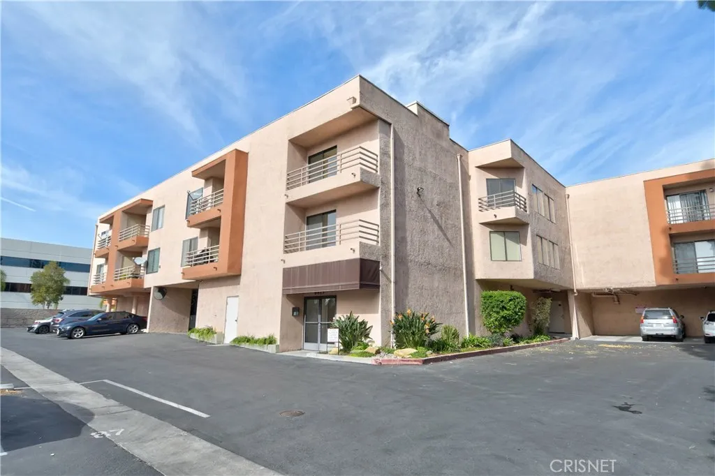 6815 Remmet Avenue Unit 220, Canoga Park, CA 91303