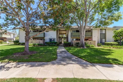 8633 Portola Court Unit 16B, Huntington Beach, CA MLS: OC25052615