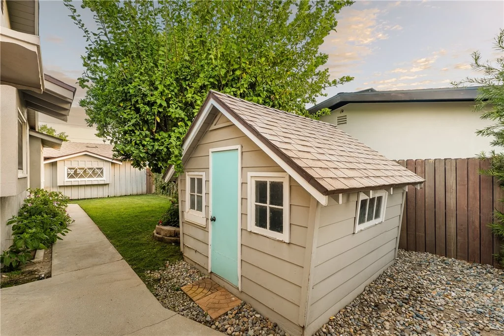 23642 Oxnard St, Woodland Hills, CA 91367