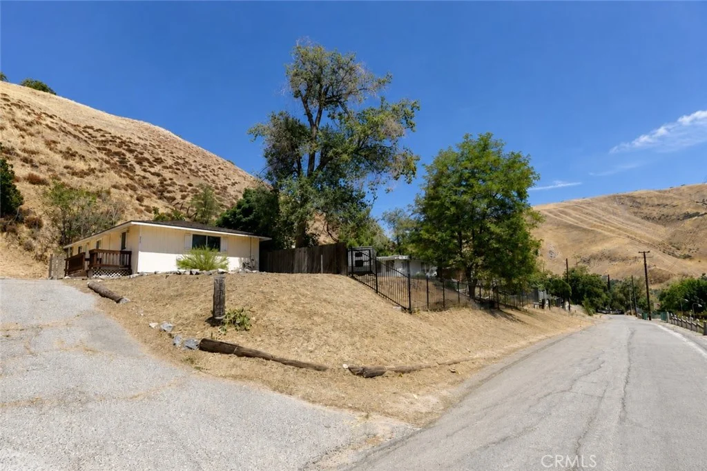 425 North Dr, Lebec, CA 93243 photo 2