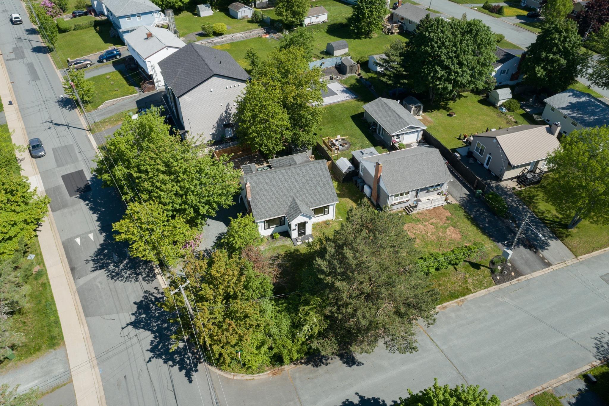 Photo 1 of 35 — 3 Scotsburn Avenue, Dartmouth, NS B2X 1P8