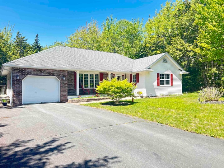 Photo 1 of 23 — 6 Ainsley Court, Fall River, NS B2T 1E7
