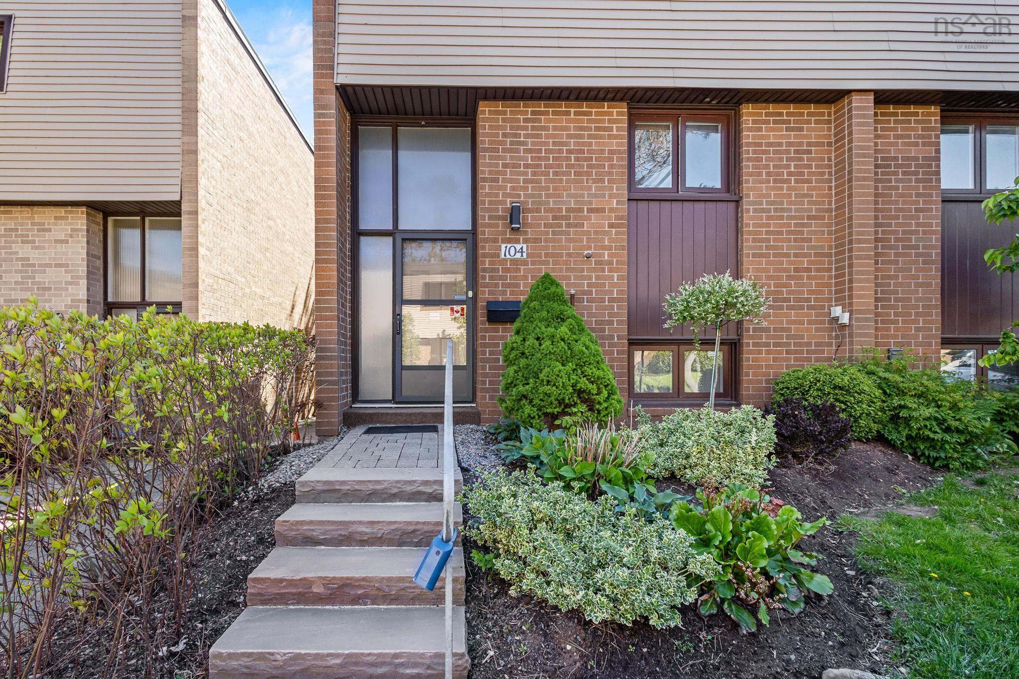Photo 1 of 36 — 104 Forestside Crescent, Halifax, NS B3M 1M4