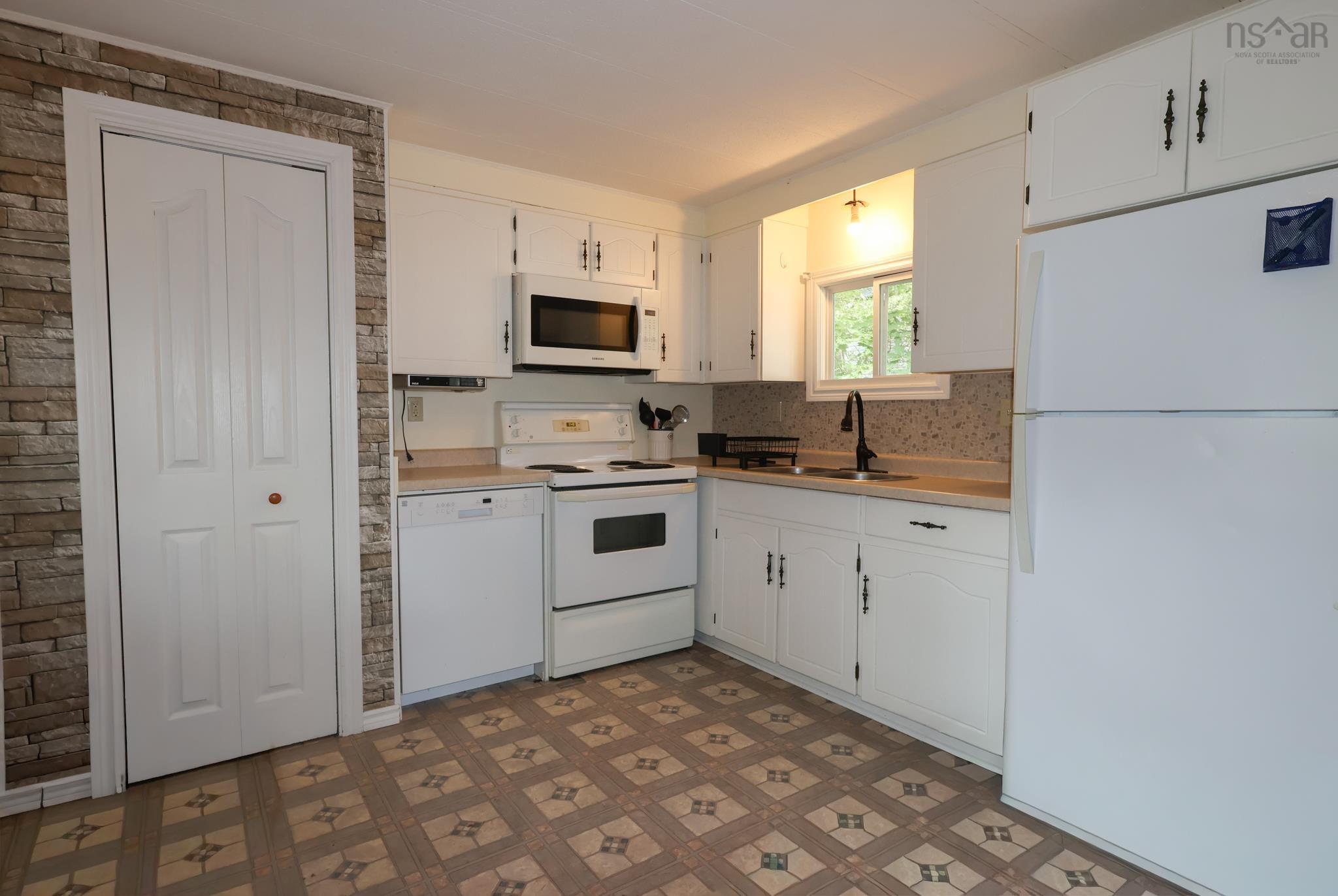 231 Seasons Drive - Photo 4