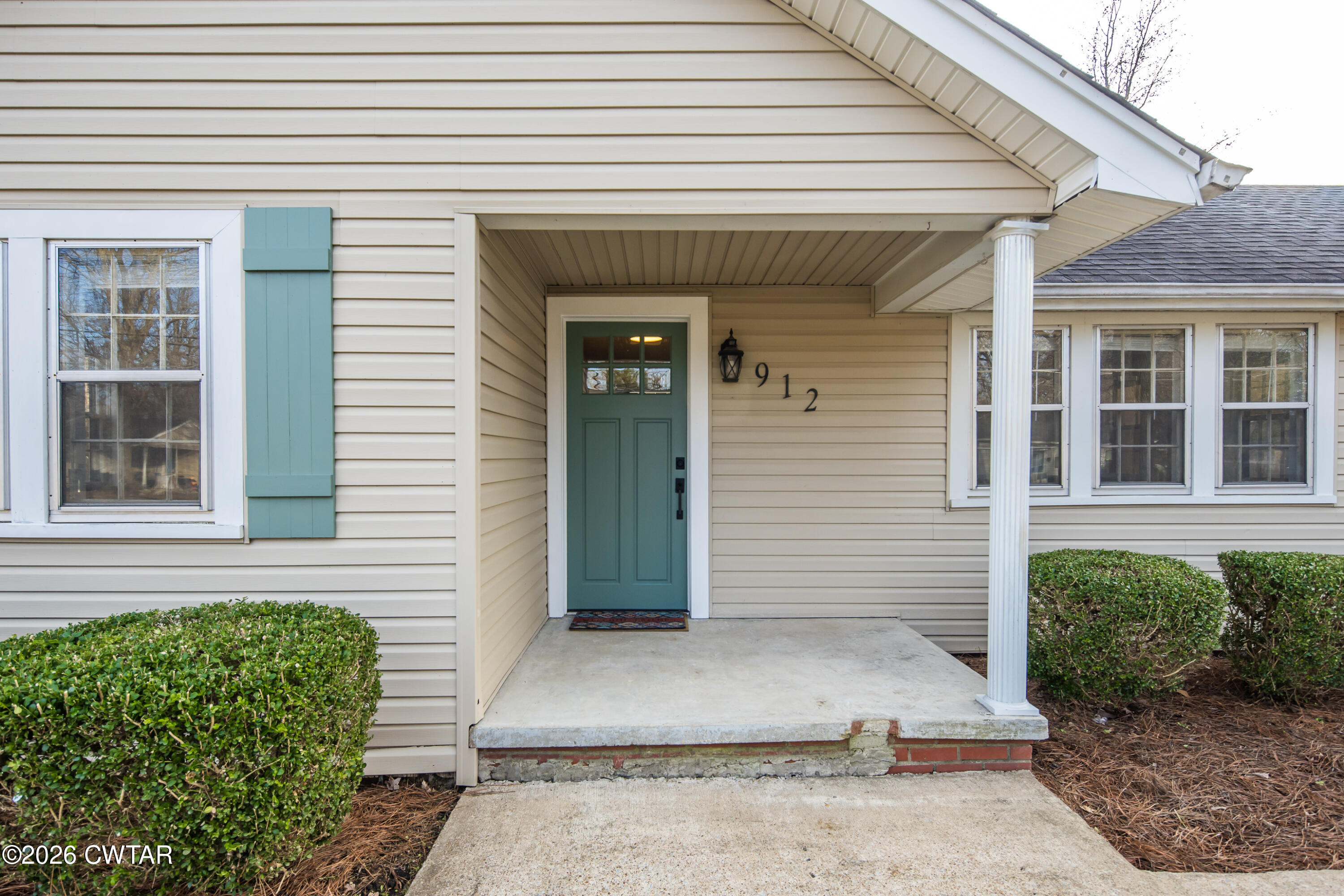 912 E COLLEGE Street