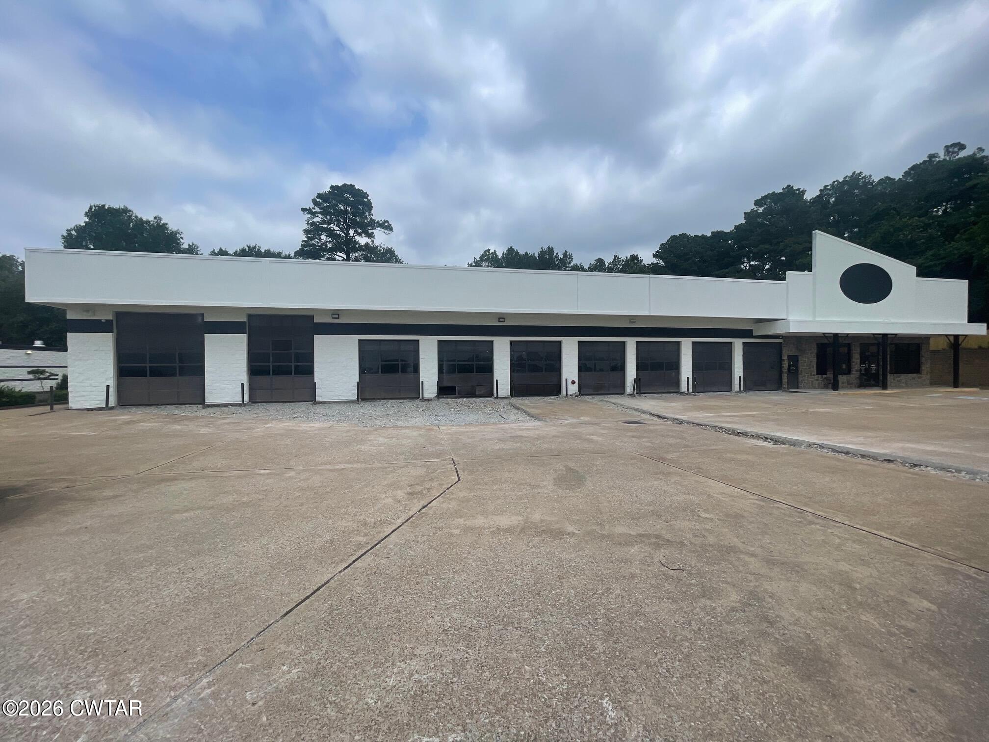 Photo 1 of 7 — 817 Vann Drive, Jackson, TN 38305